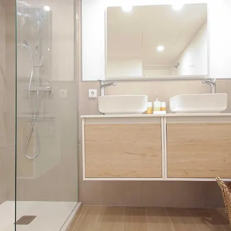 Luxury 1 Min To The Downtown